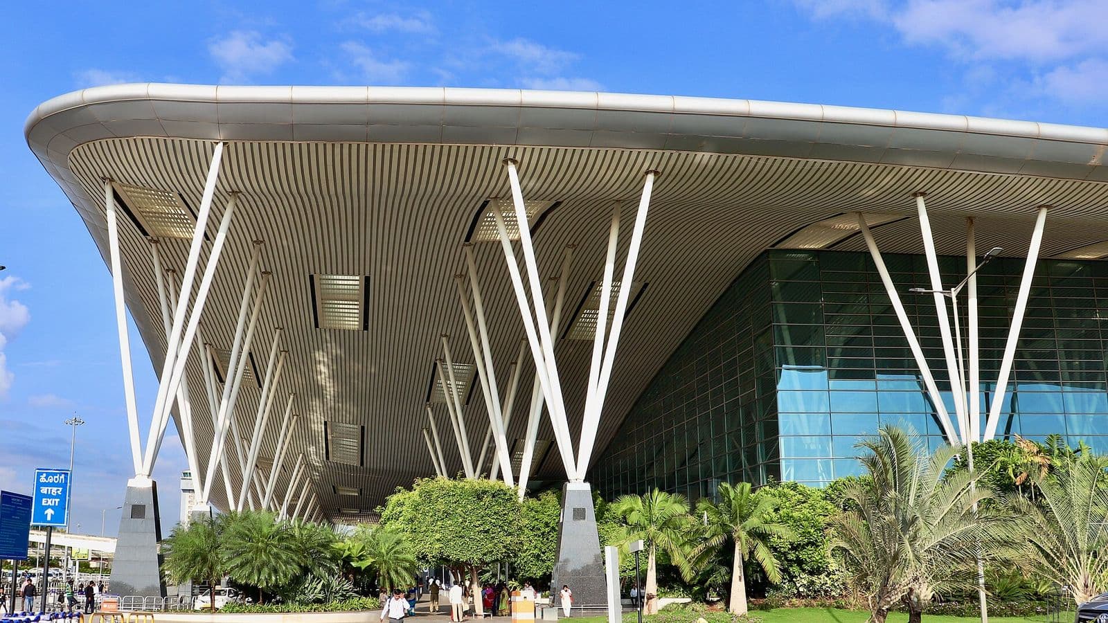 Taxi pickup kerbside at Kempegowda International Airport, Bengaluru